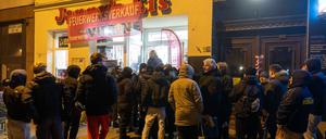 Zum Start des Feuerwerkverkaufs sind erste Käufer bereits in der Nacht unterwegs gewesen.