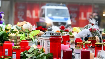 Plüschtiere, Kerzen und Blumen finden sich am zentralen Gedenkort für die Opfer des Anschlags vor der Johanniskirche.
