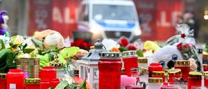 Plüschtiere, Kerzen und Blumen finden sich am zentralen Gedenkort für die Opfer des Anschlags vor der Johanniskirche.