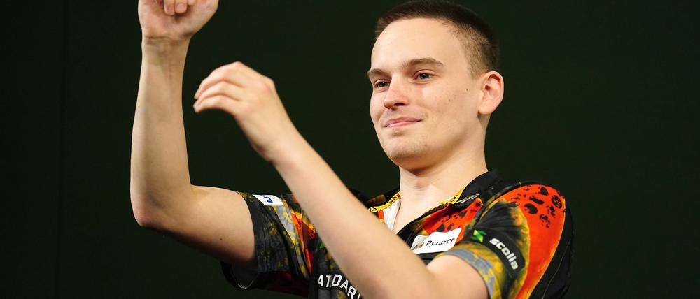 Ricardo Pietreczko hält die deutsche Fahne in London hoch.