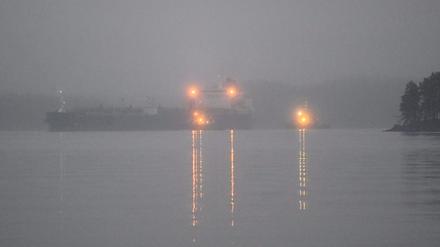 Der Öltanker „Eagle S“ wird zu einem Ankerplatz gebracht. 