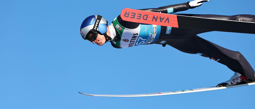 Andreas Wellinger springt in Oberstdorf.
