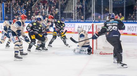 So ging es los. Liam Kirk (M.), erzielt das Tor zum 3:0 gegen Torwart Michael Bitzer.