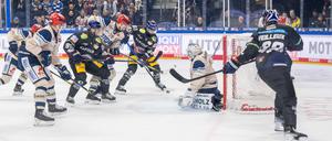 So ging es los. Liam Kirk (M.), erzielt das Tor zum 3:0 gegen Torwart Michael Bitzer.
