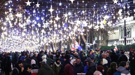 Menschen protestieren in der Rustaweli-Straße gegen die Amtseinführung des neu gewählten georgischen Präsidenten Micheil Kavelaschwili.
