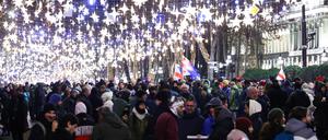 Menschen protestieren in der Rustaweli-Straße gegen die Amtseinführung des neu gewählten georgischen Präsidenten Micheil Kavelaschwili.