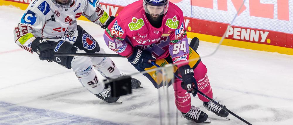 Angreifer Liam Kirk steuerte vier Tore zum Heimsieg der Eisbären gegen Schwenningen bei.