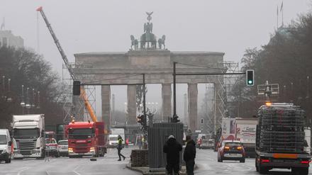 Am Brandenburger Tor laufen die Aufbauarbeiten für die Silvesterparty (Foto aktuell). 