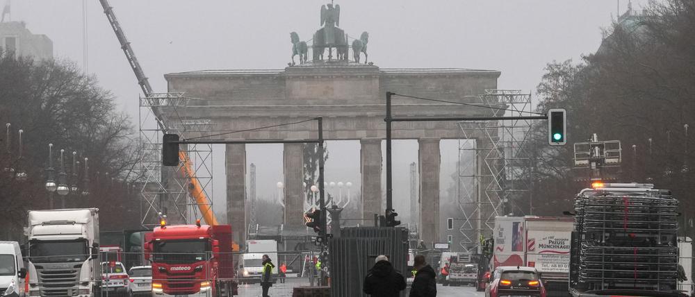 Am Brandenburger Tor laufen die Aufbauarbeiten für die Silvesterparty (Foto aktuell). 