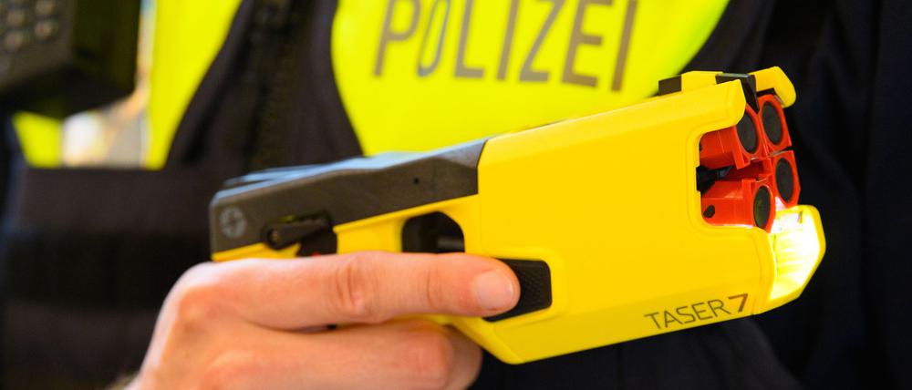 Der Einsatz von Tasern etwa gegen Angreifer ist bei Polizeieinsätzen in Brandenburg keine Seltenheit mehr. (Archivbild)