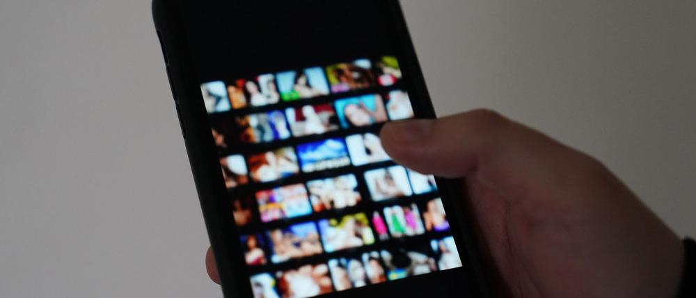 Oft schicken Täter zuerst selbst ein Nacktfoto von sich - ein Trick, um Vertrauen zu gewinnen. (Symbolbild)