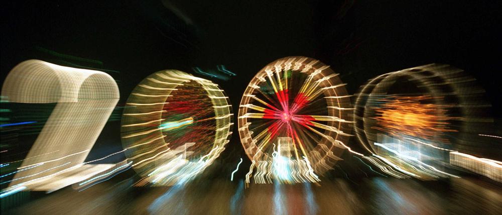 25 Jahre alt ist dieses „2000“-Foto: Ein Zoom-Effekt verfremdet eine große „2“ und drei Riesenräder am Mainufer in Frankfurt in der Silvesternacht 1999/2000. 