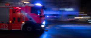 In einem Berliner Mehrfamilienhaus brennt es im Hausflur, am Ende sind sechs Menschen verletzt. (Symbolbild)