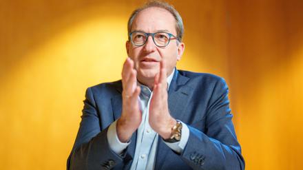 Alexander Dobrindt, CSU-Landesgruppenchef im Bundestag, gestikuliert bei einem Interview.