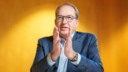 Innenminister Alexander Dobrindt (CSU) spricht bei einem Intervie.w.