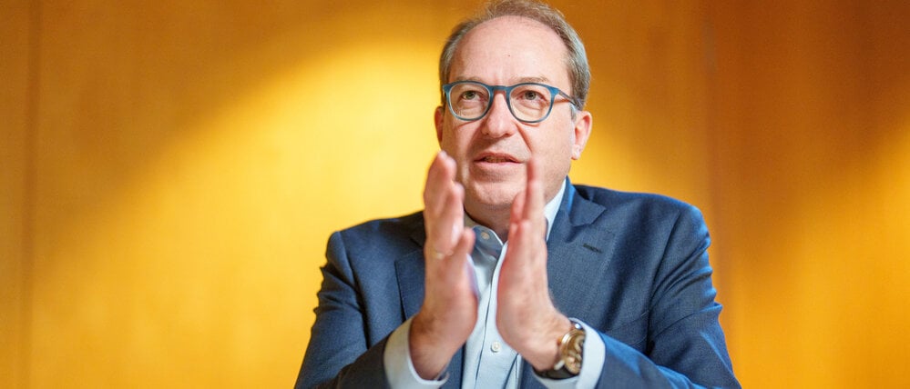 Innenminister Alexander Dobrindt (CSU) spricht bei einem Intervie.w.