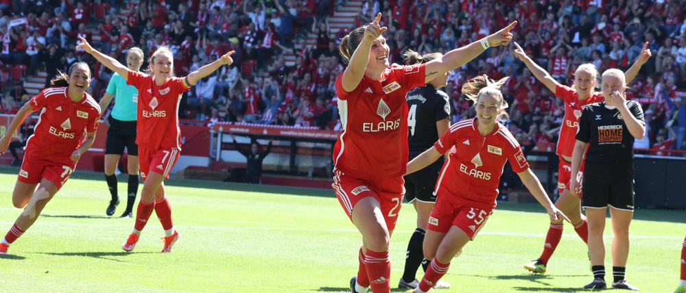 Die Unionerinnen feiern mit den Zuschauern den Sieg im Aufstiegsspiel.