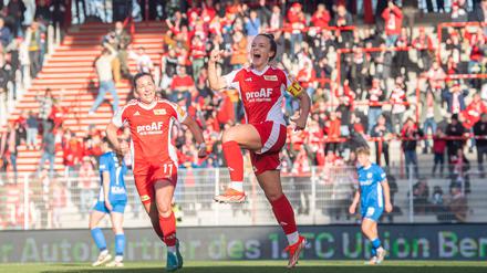 Lisa Heiseler (r.) und Dina Orschmann (r.) feiern gemeinsam mit den Fans in der Alten Försterei.