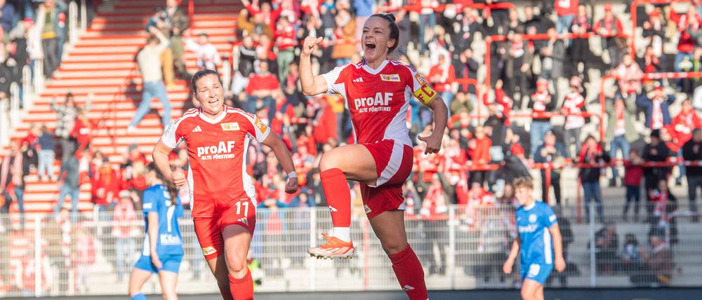 Lisa Heiseler (r.) und Dina Orschmann (r.) feiern gemeinsam mit den Fans in der Alten Försterei.