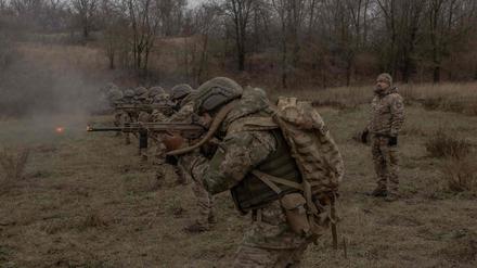 Ukrainische Soldaten trainieren in der Region Dnipropetrowsk. 