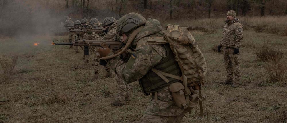 Ukrainische Soldaten trainieren in der Region Dnipropetrowsk.
