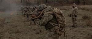 Ukrainische Soldaten trainieren in der Region Dnipropetrowsk. 