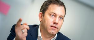 SPD-Chef Klingbeil fordert die Abschiebung von Asylbewerbern, die mit Terror drohen. 