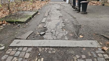 Einst stand hier ein Wohnhaus. Die verbliebenen Granitplatten sollen wieder den Weg zum Eingang weisen, wenn der Neubau steht.