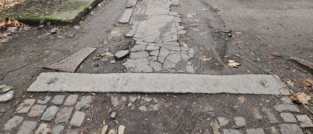 Einst stand hier ein Wohnhaus. Die verbliebenen Granitplatten sollen wieder den Weg zum Eingang weisen, wenn der Neubau steht.