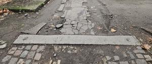Einst stand hier ein Wohnhaus. Die verbliebenen Granitplatten sollen wieder den Weg zum Eingang weisen, wenn der Neubau steht.