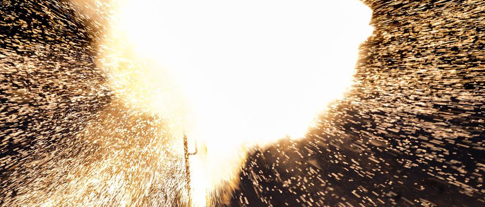 Böller der Klasse F4 sind in Deutschland wegen des hohen Sprengstoffinhalts verboten - nur ausgebildete Pyrotechniker dürfen sie abbrennen. (Archivbild)