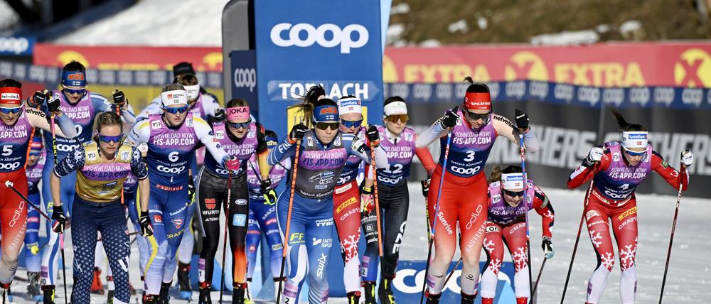 Jessica Diggins (vorn links), hier beim Start, gewann bereits die zweite Etappe der Tour de Ski.