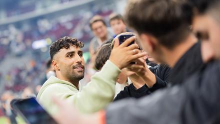 Der frühere Hertha-Offensivspieler und Social-Media-Star Nader Jindaoui löst einen Massenansturm aus. (Archivbild) 