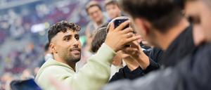 Der frühere Hertha-Offensivspieler und Social-Media-Star Nader Jindaoui löst einen Massenansturm aus. (Archivbild)