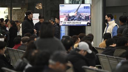 Familienangehörige der Passagiere eines bei der Landung am internationalen Flughafen von Muan in Südkorea verunglückten Passagierflugzeug sehen eine Nachrichtensendung am Flughafen. 