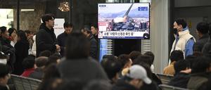 Familienangehörige der Passagiere eines bei der Landung am internationalen Flughafen von Muan in Südkorea verunglückten Passagierflugzeug sehen eine Nachrichtensendung am Flughafen. 