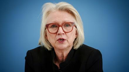 Die Vorsitzende der sogenannten Wirtschaftsweisen, Monika Schnitzer, warnt vor den drastischen Folgen mangelnder Reformen.