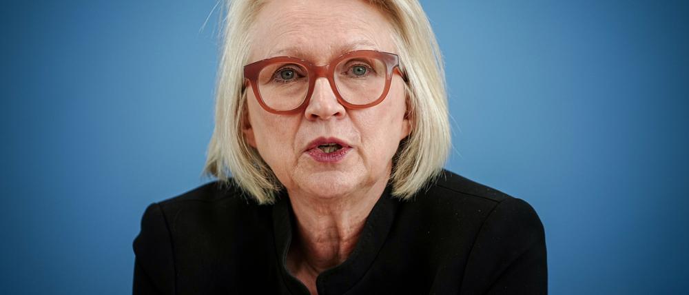 Monika Schnitzer, Vorsitzende, stellt das Frühjahrsgutachten 2024 des Sachverständigenrates Wirtschaft vor. Die Vorsitzende der sogenannten Wirtschaftsweisen, Monika Schnitzer, warnt vor den wirtschaftlichen Folgen einer Großen Koalition. 