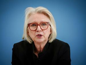 Die Vorsitzende der sogenannten Wirtschaftsweisen, Monika Schnitzer, warnt vor den drastischen Folgen mangelnder Reformen.