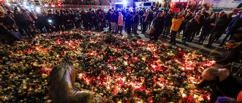 Die Todesfahrt von Magdeburg, bei der am 20. Dezember fünf Menschen getötet und mehr als zweihundert verletzt werden, erschüttert die Republik. Am Tag danach legen die Trauernden Blumen und Kerzen an der Johanniskirche nieder.