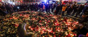 Die Todesfahrt von Magdeburg, bei der am 20. Dezember fünf Menschen getötet und mehr als zweihundert verletzt werden, erschüttert die Republik. Am Tag danach legen die Trauernden Blumen und Kerzen an der Johanniskirche nieder.