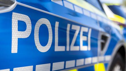 Streifenwagen mit Schriftzug „Polizei“.