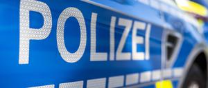 Streifenwagen mit Schriftzug „Polizei“.