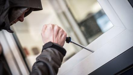 Ein Mann demonstriert in einer polizeilichen Beratungsstelle, wie Einbrecher Fenster aufhebeln (Symbolbild).