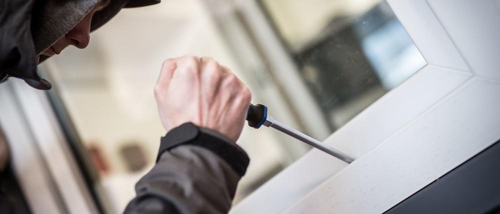 Ein Mann demonstriert in einer polizeilichen Beratungsstelle, wie Einbrecher Fenster aufhebeln (Symbolbild).
