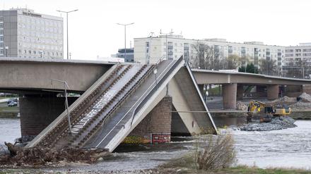 Die eingestürzte Dresdner Carolabrücke muss komplett abgerissen werden.  (Archivbild)