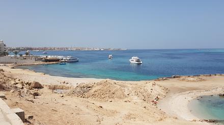  Ein Badestrand im ägyptischen Hurghada. Weiter südlich, in Marsa Alam, sind bei einem Haiangriff laut Regierung ein Schwimmer getötet und ein weiterer verletzt worden. Haiangriffe sind allerdings selten. 