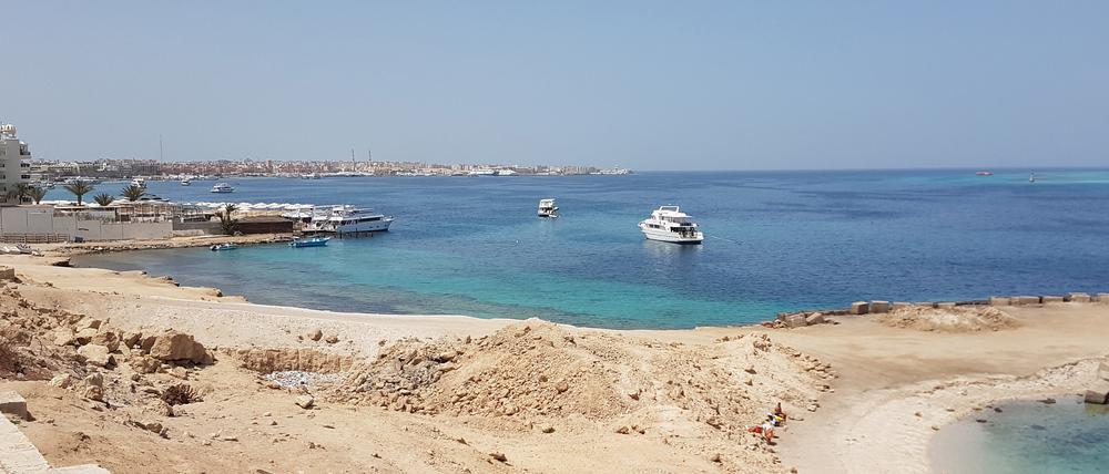 Ein Badestrand im ägyptischen Hurghada. Weiter südlich, in Marsa Alam, sind bei einem Haiangriff laut Regierung ein Schwimmer getötet und ein weiterer verletzt worden. Haiangriffe sind allerdings selten.