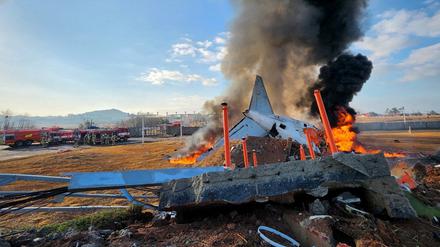 Das Wrack des verunglückten Flugzeugs in Südkorea