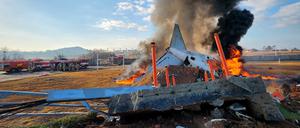 Das Wrack des verunglückten Flugzeugs in Südkorea